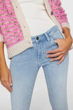 Denim In Figurnahem Schnitt