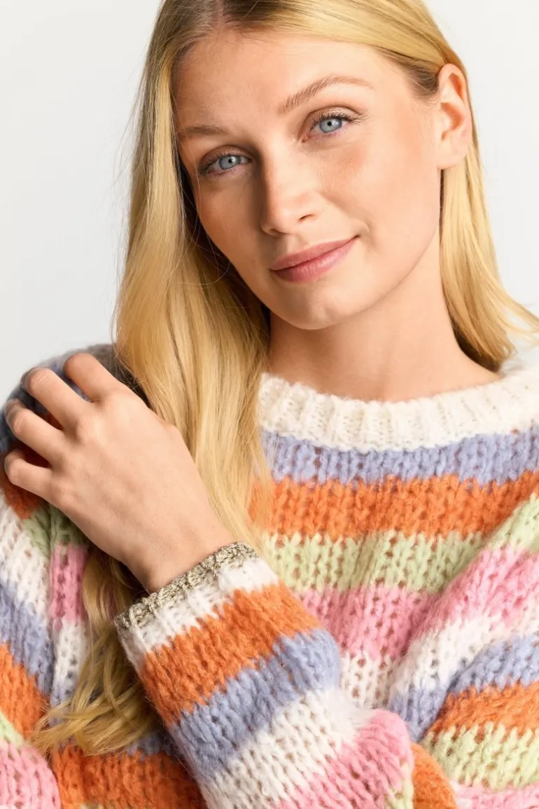 Gestreifter Grobstrickpullover