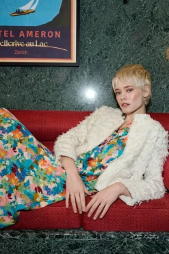 Kurze Jacke Mit Fransiger Struktur