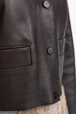 Kurze Lederjacke Mit Druckknöpfen